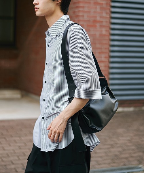 STUDIOUS（ステュディオス）の「HARF MOON SHOULDER BAG - Medium/ハーフムーンショルダーバッグ - ミディアム 長さ調節可能（ショルダーバッグ・メンズ・ブラック・FREE）」の7枚目の写真