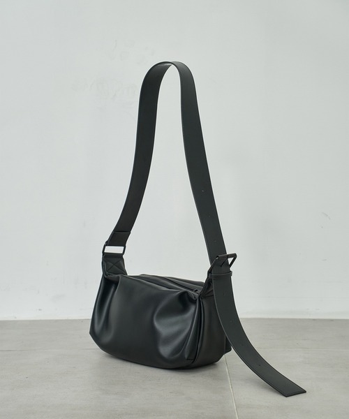 STUDIOUS（ステュディオス）の「HARF MOON SHOULDER BAG - Medium/ハーフムーンショルダーバッグ - ミディアム 長さ調節可能（ショルダーバッグ・メンズ・ブラック・FREE）」の9枚目の写真