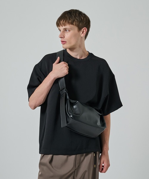 STUDIOUS（ステュディオス）の「HARF MOON SHOULDER BAG - Medium/ハーフムーンショルダーバッグ - ミディアム 長さ調節可能（ショルダーバッグ・メンズ・ブラック・FREE）」の11枚目の写真