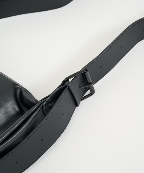 STUDIOUS（ステュディオス）の「HARF MOON SHOULDER BAG - Medium/ハーフムーンショルダーバッグ - ミディアム 長さ調節可能（ショルダーバッグ・メンズ・ブラック・FREE）」の20枚目の写真