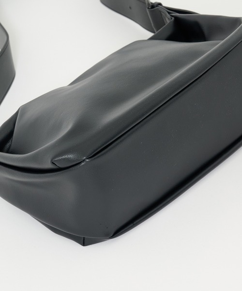 STUDIOUS（ステュディオス）の「HARF MOON SHOULDER BAG - Medium/ハーフムーンショルダーバッグ - ミディアム 長さ調節可能（ショルダーバッグ・メンズ・ブラック・FREE）」の18枚目の写真