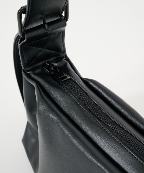 STUDIOUS（ステュディオス）の「HARF MOON SHOULDER BAG - Medium/ハーフムーンショルダーバッグ - ミディアム 長さ調節可能（ショルダーバッグ・メンズ・ブラック・FREE）」の17枚目の写真