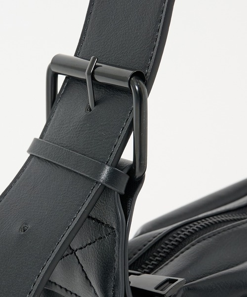 STUDIOUS（ステュディオス）の「HARF MOON SHOULDER BAG - Medium/ハーフムーンショルダーバッグ - ミディアム 長さ調節可能（ショルダーバッグ・メンズ・ブラック・FREE）」の14枚目の写真