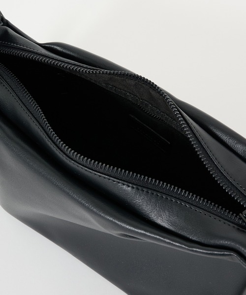 STUDIOUS（ステュディオス）の「HARF MOON SHOULDER BAG - Medium/ハーフムーンショルダーバッグ - ミディアム 長さ調節可能（ショルダーバッグ・メンズ・ブラック・FREE）」の13枚目の写真