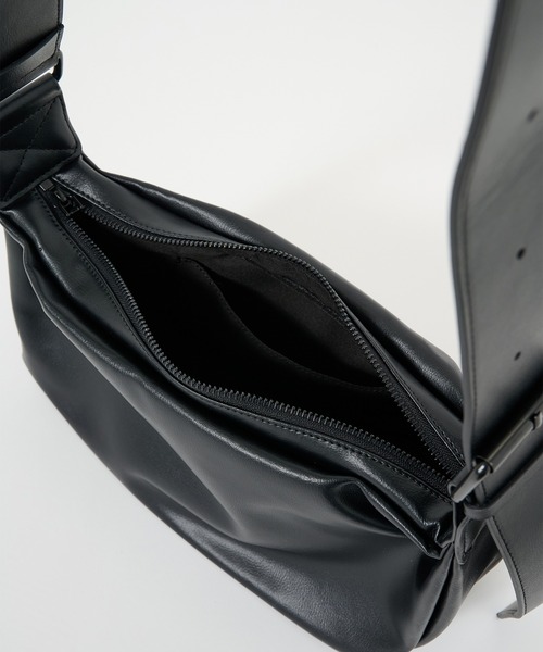 STUDIOUS（ステュディオス）の「HARF MOON SHOULDER BAG - Medium/ハーフムーンショルダーバッグ - ミディアム 長さ調節可能（ショルダーバッグ・メンズ・ブラック・FREE）」の12枚目の写真