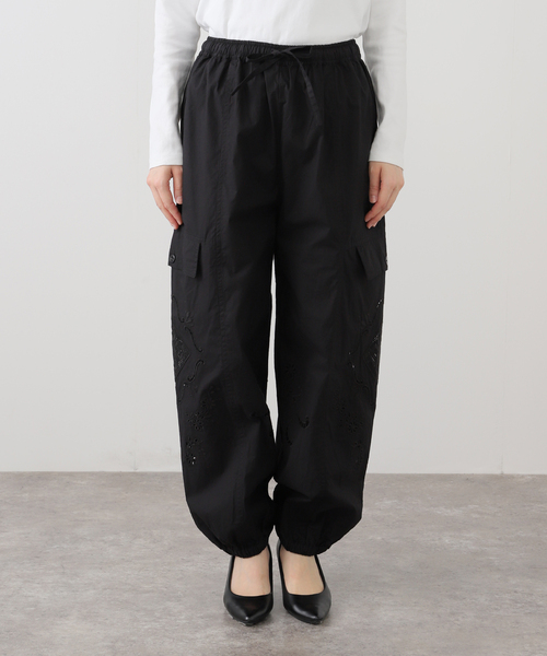 SLOBE IENA（スローブイエナ）の「カットワークコットンカーゴパンツ（カーゴパンツ・レディース・ホワイト/ブラック・FREE）」の2枚目の写真