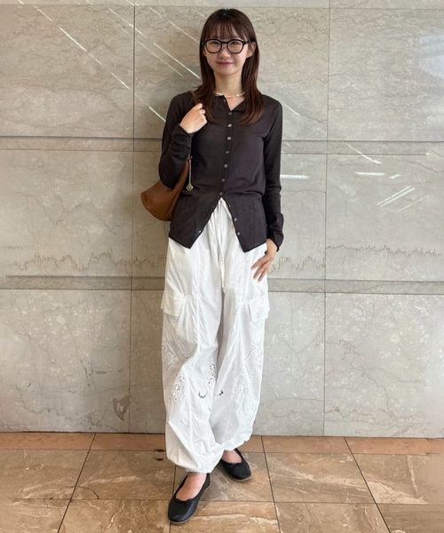 SLOBE IENA（スローブイエナ）の「カットワークコットンカーゴパンツ（カーゴパンツ・レディース・ホワイト/ブラック・FREE）」の3枚目の写真