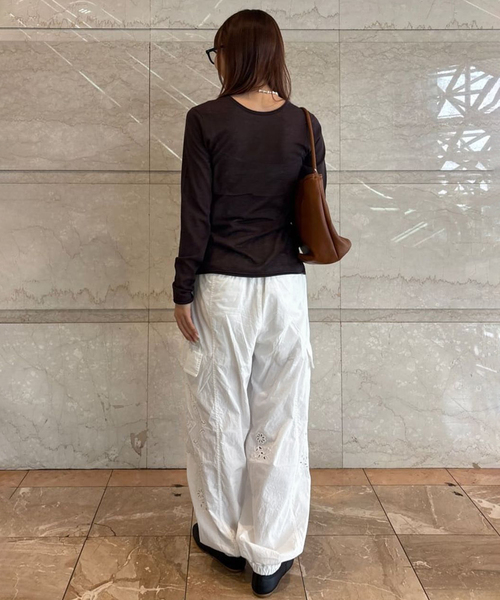 SLOBE IENA（スローブイエナ）の「カットワークコットンカーゴパンツ（カーゴパンツ・レディース・ホワイト/ブラック・FREE）」の4枚目の写真