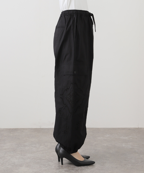 SLOBE IENA（スローブイエナ）の「カットワークコットンカーゴパンツ（カーゴパンツ・レディース・ホワイト/ブラック・FREE）」の13枚目の写真