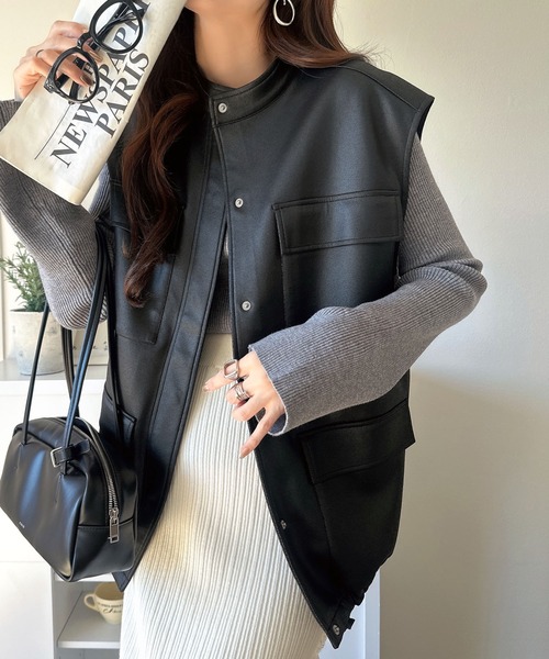 羽織るだけで、モードな存在感。BIGポケットレザー風加工スエードルーズベスト