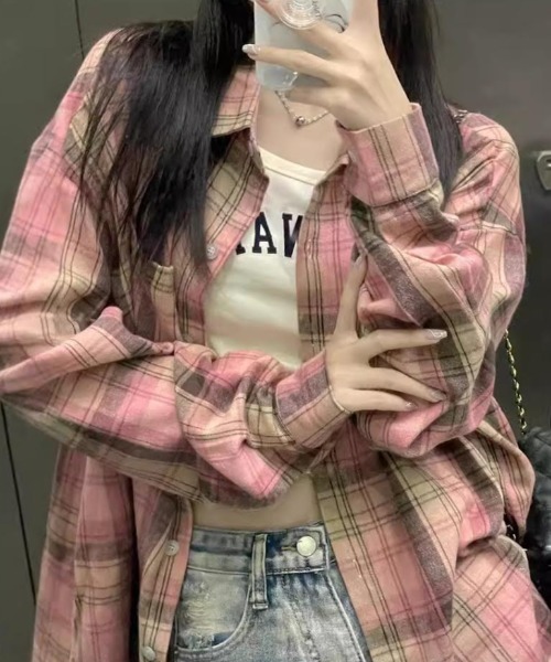 cammie(キャミー)の「格子チェックオーバーサイズシャツ(シャツ/ブラウス・レディース・ブラック/ピンク/ベージュ/ネイビー・M/L)」の4枚目の写真