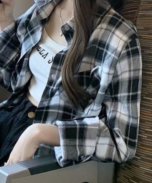 cammie(キャミー)の「格子チェックオーバーサイズシャツ(シャツ/ブラウス・レディース・ブラック/ピンク/ベージュ/ネイビー・M/L)」の6枚目の写真