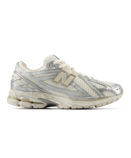NEW BALANCE(ニューバランス)の「1906R(スニーカー・レディース・シルバー系その他/シルバー系その他2・28.0cm/27.5cm/27.0cm/26.5cm/26.0cm/25.5cm/25.0cm/24.5cm/24.0cm/23.5cm/23.0cm/22.5cm/29.0cm/28.5cm)」の2枚目の写真
