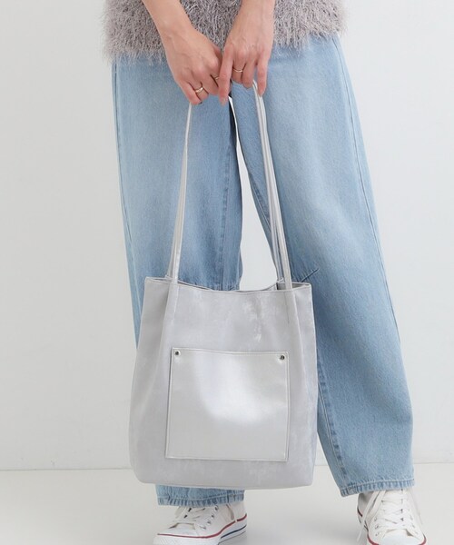 SHOO・LA・RUE（シューラルー）の「つまみハンドルトートバッグ（トートバッグ・レディース・シルバー/ベージュ系4/ブラック・00）」の4枚目の写真