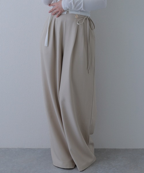 M DOLLY(エムドリー)の「ribbon luminella wide pants / リボンルミネッラワイドパンツ(その他パンツ・レディース・ベージュ/ブラック・S/M)」の1枚目の写真