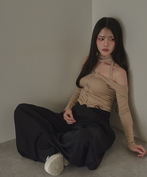 M DOLLY(エムドリー)の「ribbon luminella wide pants / リボンルミネッラワイドパンツ(その他パンツ・レディース・ベージュ/ブラック・S/M)」の4枚目の写真