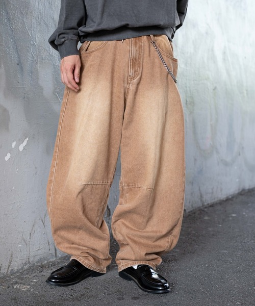 WEGO（ウィゴー）の「WEGO/チェーン付きバルーンデニムパンツ（デニムパンツ・メンズ・スカイブルー/ブラック系3/ブラウン・MEDIUM/LARGE）」の3枚目の写真