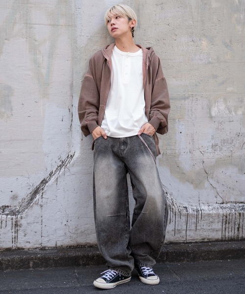 WEGO（ウィゴー）の「WEGO/チェーン付きバルーンデニムパンツ（デニムパンツ・メンズ・スカイブルー/ブラック系3/ブラウン・MEDIUM/LARGE）」の4枚目の写真