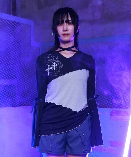 NIBBLE POISON(ニブルポイズン)の「ツギハギフレア袖プルオーバー(Tシャツ/カットソー・レディース・グレー/パープル/ワイン・MEDIUM)」の4枚目の写真