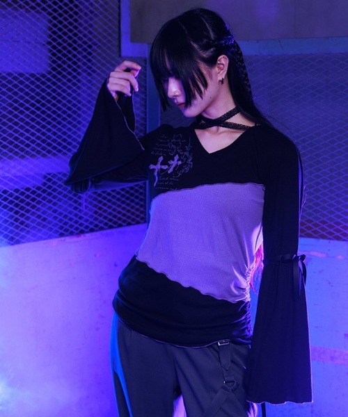 NIBBLE POISON(ニブルポイズン)の「ツギハギフレア袖プルオーバー(Tシャツ/カットソー・レディース・グレー/パープル/ワイン・MEDIUM)」の7枚目の写真