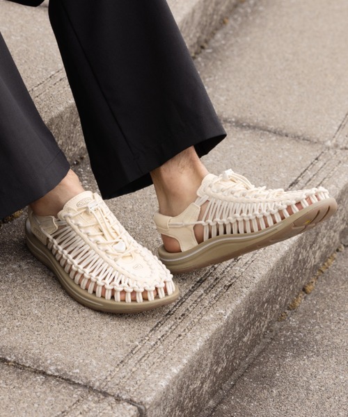 KEEN(キーン)の「【公式】UNEEK / ユニーク / メンズ スニーカーサンダル(スニーカー・メンズ・ホワイト系その他・26cm/26.5cm/27cm/27.5cm/28cm/25cm/25.5cm/31cm/30cm/29cm/28.5cm)」の2枚目の写真