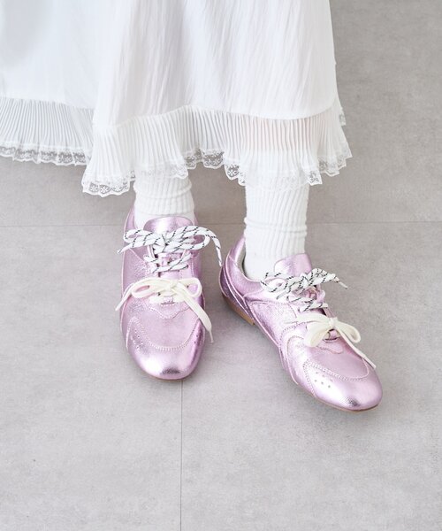 w closet(ダブルクローゼット)の「レースアップフラットスニーカー(スニーカー・レディース・ブラック/シルバー/ピンク・LARGE/MEDIUM)」の3枚目の写真