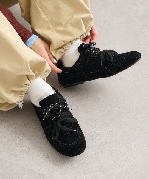 w closet(ダブルクローゼット)の「レースアップフラットスニーカー(スニーカー・レディース・ブラック/シルバー/ピンク・LARGE/MEDIUM)」の2枚目の写真