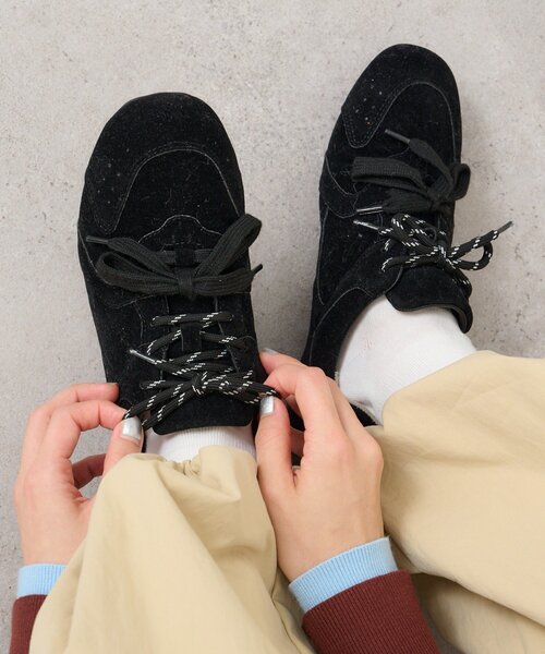 w closet(ダブルクローゼット)の「レースアップフラットスニーカー(スニーカー・レディース・ブラック/シルバー/ピンク・LARGE/MEDIUM)」の4枚目の写真