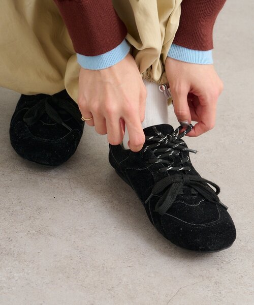 w closet(ダブルクローゼット)の「レースアップフラットスニーカー(スニーカー・レディース・ブラック/シルバー/ピンク・LARGE/MEDIUM)」の5枚目の写真