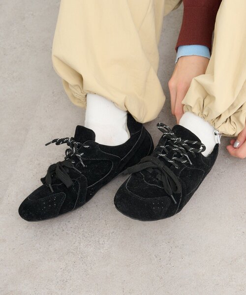 w closet(ダブルクローゼット)の「レースアップフラットスニーカー(スニーカー・レディース・ブラック/シルバー/ピンク・LARGE/MEDIUM)」の6枚目の写真