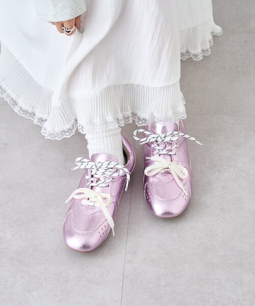 w closet(ダブルクローゼット)の「レースアップフラットスニーカー(スニーカー・レディース・ブラック/シルバー/ピンク・LARGE/MEDIUM)」の10枚目の写真