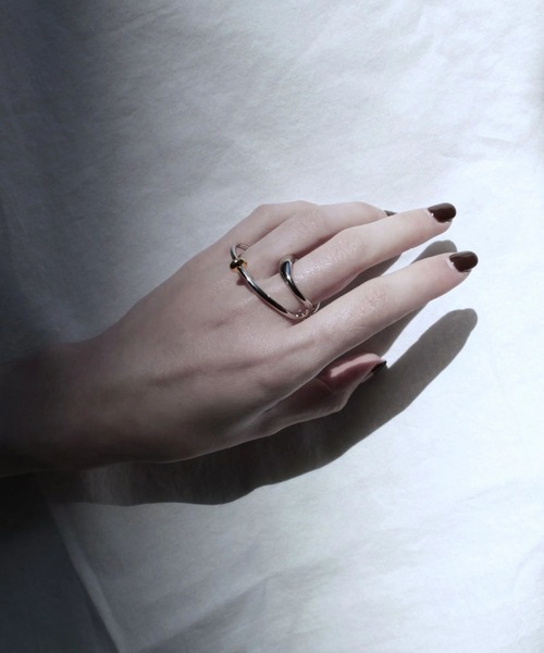 Soierie(ソワリー)の「ネオ コイル イヤーカフ / Neo coil earcuff(イヤーカフ・レディース・シルバー×ゴールド・FREE)」の1枚目の写真