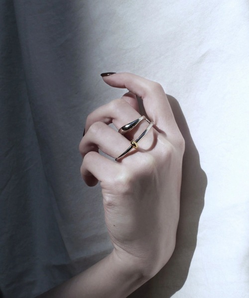 Soierie(ソワリー)の「ネオ コイル イヤーカフ / Neo coil earcuff(イヤーカフ・レディース・シルバー×ゴールド・FREE)」の5枚目の写真