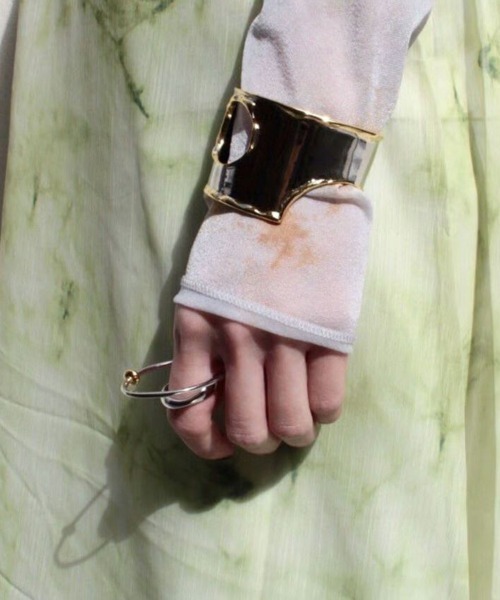 Soierie(ソワリー)の「ネオ コイル イヤーカフ / Neo coil earcuff(イヤーカフ・レディース・シルバー×ゴールド・FREE)」の6枚目の写真