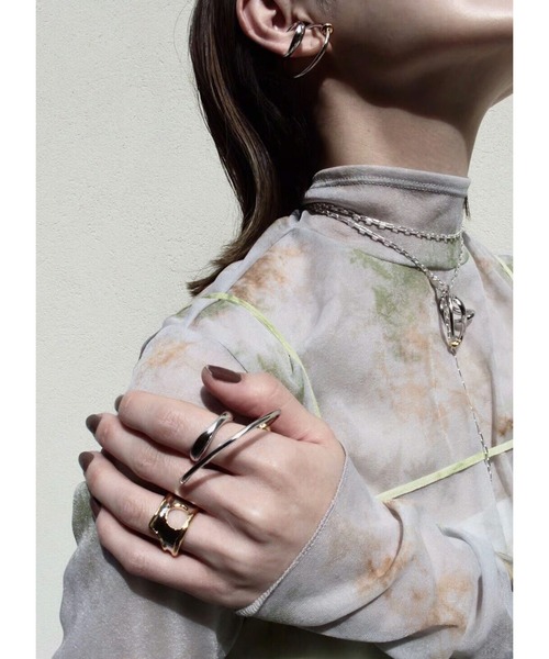 Soierie(ソワリー)の「ネオ コイル イヤーカフ / Neo coil earcuff(イヤーカフ・レディース・シルバー×ゴールド・FREE)」の7枚目の写真