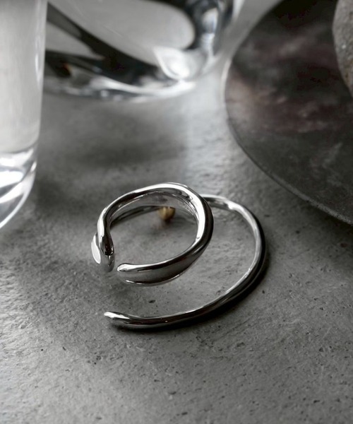 Soierie(ソワリー)の「ネオ コイル イヤーカフ / Neo coil earcuff(イヤーカフ・レディース・シルバー×ゴールド・FREE)」の2枚目の写真
