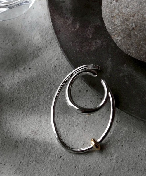 Soierie(ソワリー)の「ネオ コイル イヤーカフ / Neo coil earcuff(イヤーカフ・レディース・シルバー×ゴールド・FREE)」の4枚目の写真