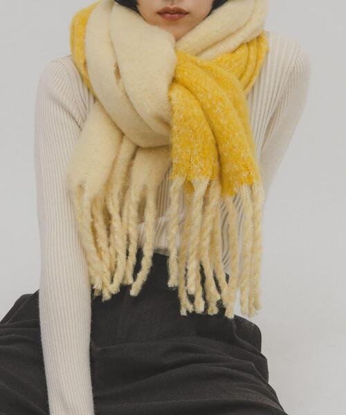 KBF（ケイビーエフ）の「ビッグフリンジバイカラーストール（マフラー・レディース・レッド系その他/ブラック系その他/イエロー系その他・ONE）」の4枚目の写真