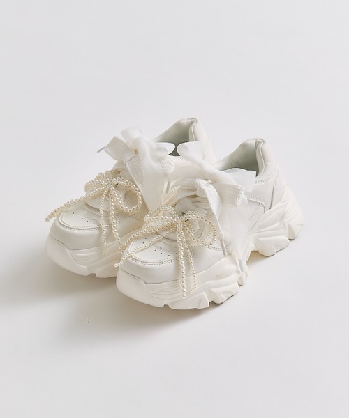 OLIVE des OLIVE(オリーブデオリーブ)の「パールリボンチャーム付きスニーカー(スニーカー・レディース・オフホワイト/ピンク/ブラック・SMALL/MEDIUM/LARGE)」の2枚目の写真