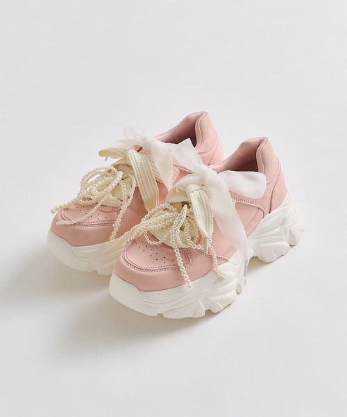 OLIVE des OLIVE(オリーブデオリーブ)の「パールリボンチャーム付きスニーカー(スニーカー・レディース・オフホワイト/ピンク/ブラック・SMALL/MEDIUM/LARGE)」の3枚目の写真