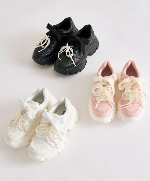 OLIVE des OLIVE(オリーブデオリーブ)の「パールリボンチャーム付きスニーカー(スニーカー・レディース・オフホワイト/ピンク/ブラック・SMALL/MEDIUM/LARGE)」の4枚目の写真