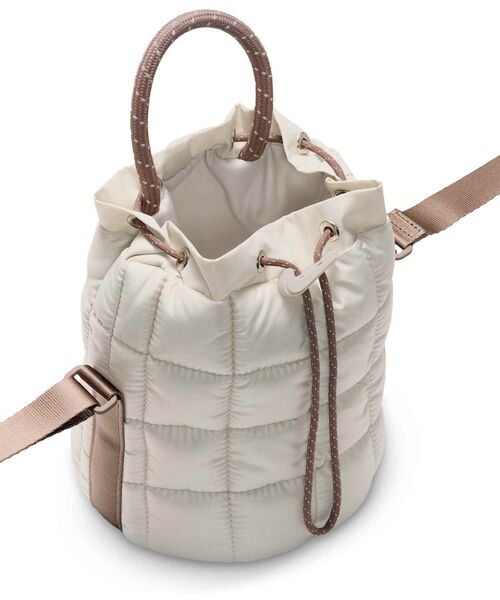 NIKE（ナイキ）の「ナイキ スポーツウェア パフル タイニートート (3L) / Nike Sportswear Puffle Tiny Tote (3L) HQ6709-072 Light Bone（トートバッグ・メンズ・オフホワイト・ONE SIZE）」の4枚目の写真