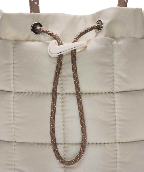 NIKE（ナイキ）の「ナイキ スポーツウェア パフル タイニートート (3L) / Nike Sportswear Puffle Tiny Tote (3L) HQ6709-072 Light Bone（トートバッグ・メンズ・オフホワイト・ONE SIZE）」の5枚目の写真