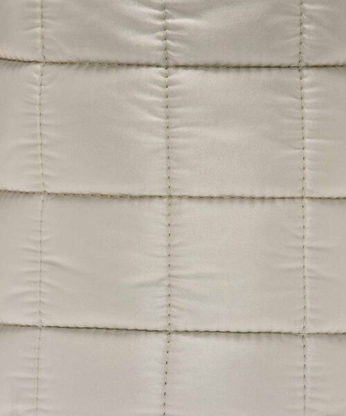 NIKE（ナイキ）の「ナイキ スポーツウェア パフル タイニートート (3L) / Nike Sportswear Puffle Tiny Tote (3L) HQ6709-072 Light Bone（トートバッグ・メンズ・オフホワイト・ONE SIZE）」の6枚目の写真