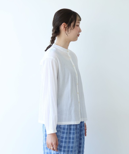 bulle de savon(ビュルデサボン)の「シャーリング バンドカラーシャツ(シャツ/ブラウス・レディース・ホワイト・FREE)」の6枚目の写真