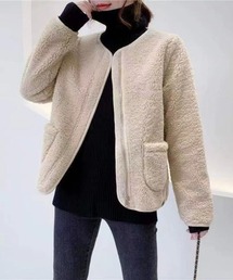 着るだけでレディに可愛い印象に。どんなスタイリングにもマッチするベーシックボアジャケット