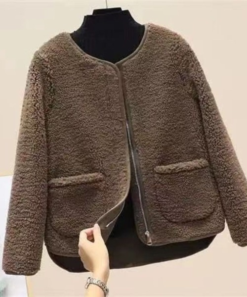 maison de LATIR(メゾンドラティール)の「着るだけでレディに可愛い印象に。どんなスタイリングにもマッチするベーシックボアジャケット(ノーカラージャケット・レディース・ベージュ/ライトブラウン・FREE)」の11枚目の写真
