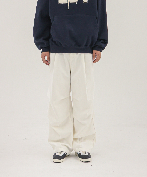 THESTORI(ザ・ストリ)の「ピンタックパラシュートパンツ(ホワイト)(デニムパンツ・メンズ・その他・1(M)/2(L)/3(XL))」の1枚目の写真