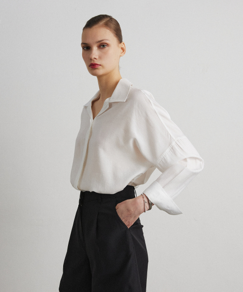 AHRE(アフレ)の「HIDDEN PLACKET SHIRT_WHITE(シャツ/ブラウス・レディース・その他・ONE)」の4枚目の写真