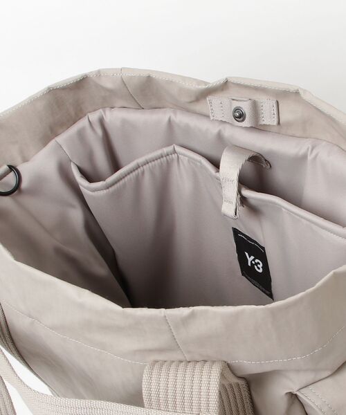 Y-3(ワイスリー)の「Y-3 TOTE BAG(トートバッグ・メンズ・ライトブラウン・ONE SIZE)」の2枚目の写真